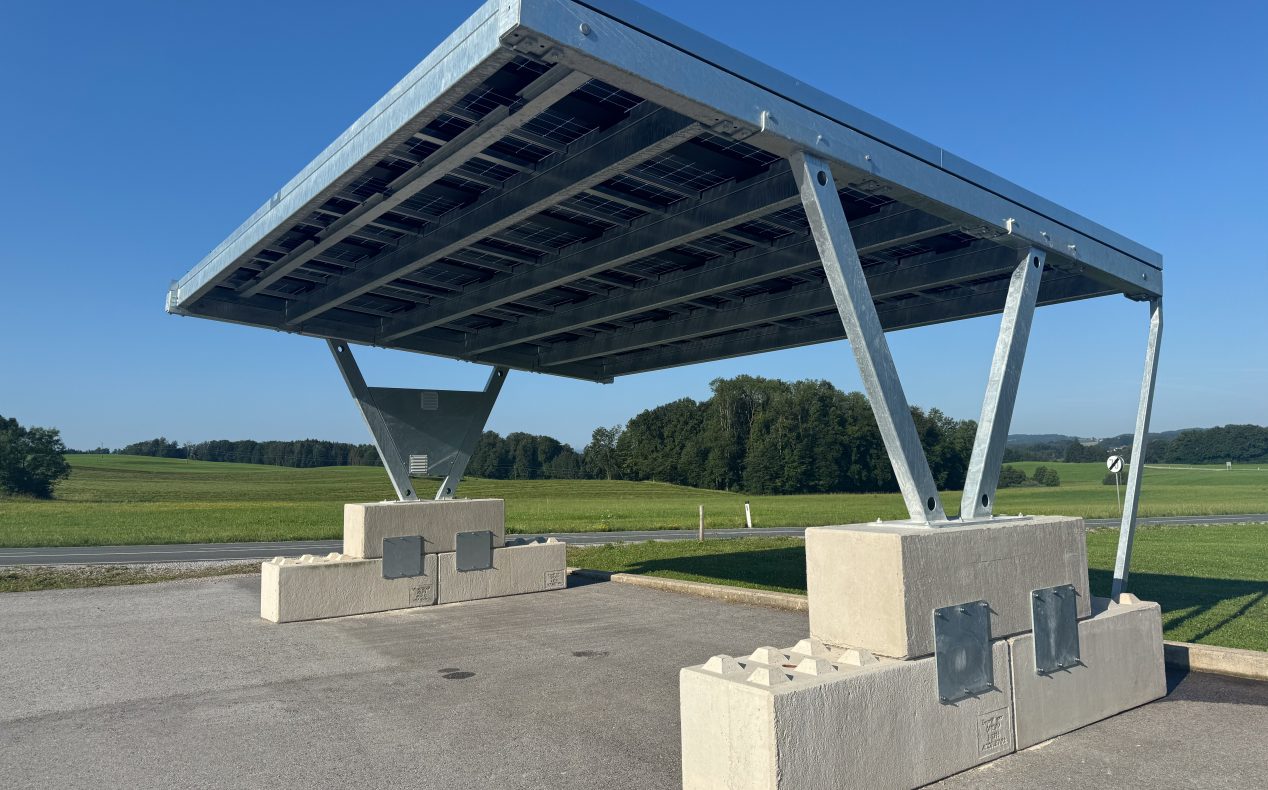 Carport mit Dach aus Photovoltaik Kollektoren