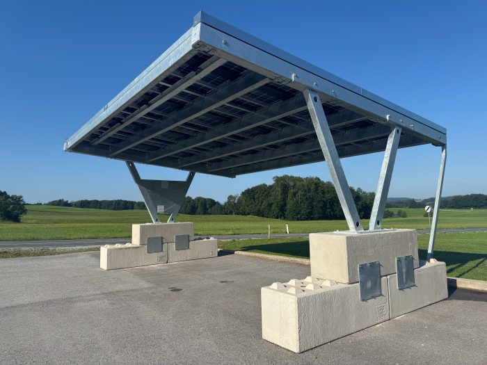 Carport mit Dach aus Photovoltaik Kollektoren